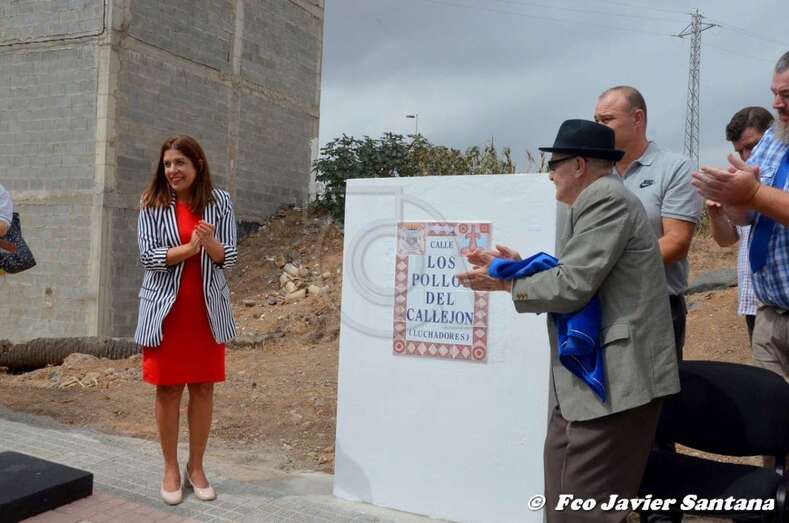 Momento en que descubrió la placa (Foto Francisco Javier Santana)